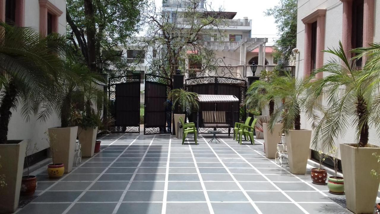 Enkay Residency V Block-Cyber City Гургаон Экстерьер фото